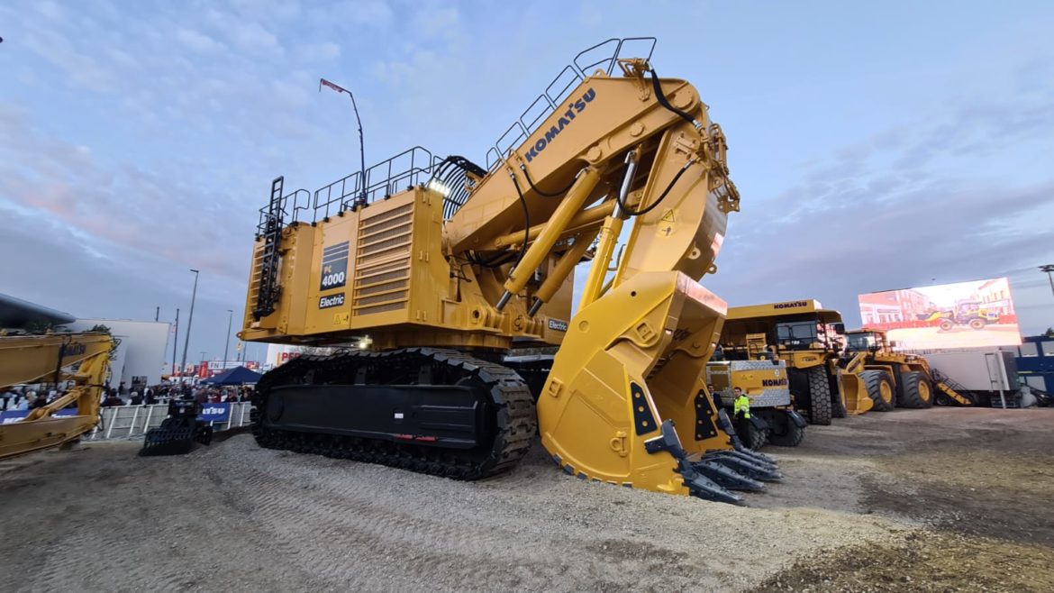 Bauma Komatsu Present Su Excavadora Hidr Ulica Pc