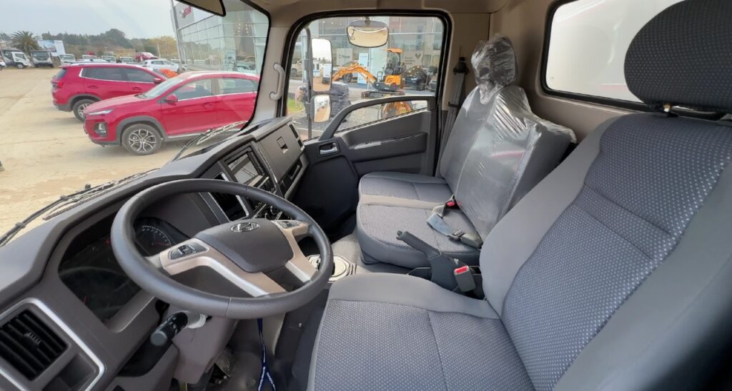 interior cabina Hyundai Zedo