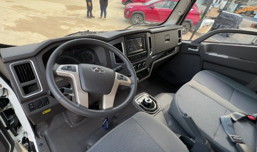 interior cabina Hyundai Zedo